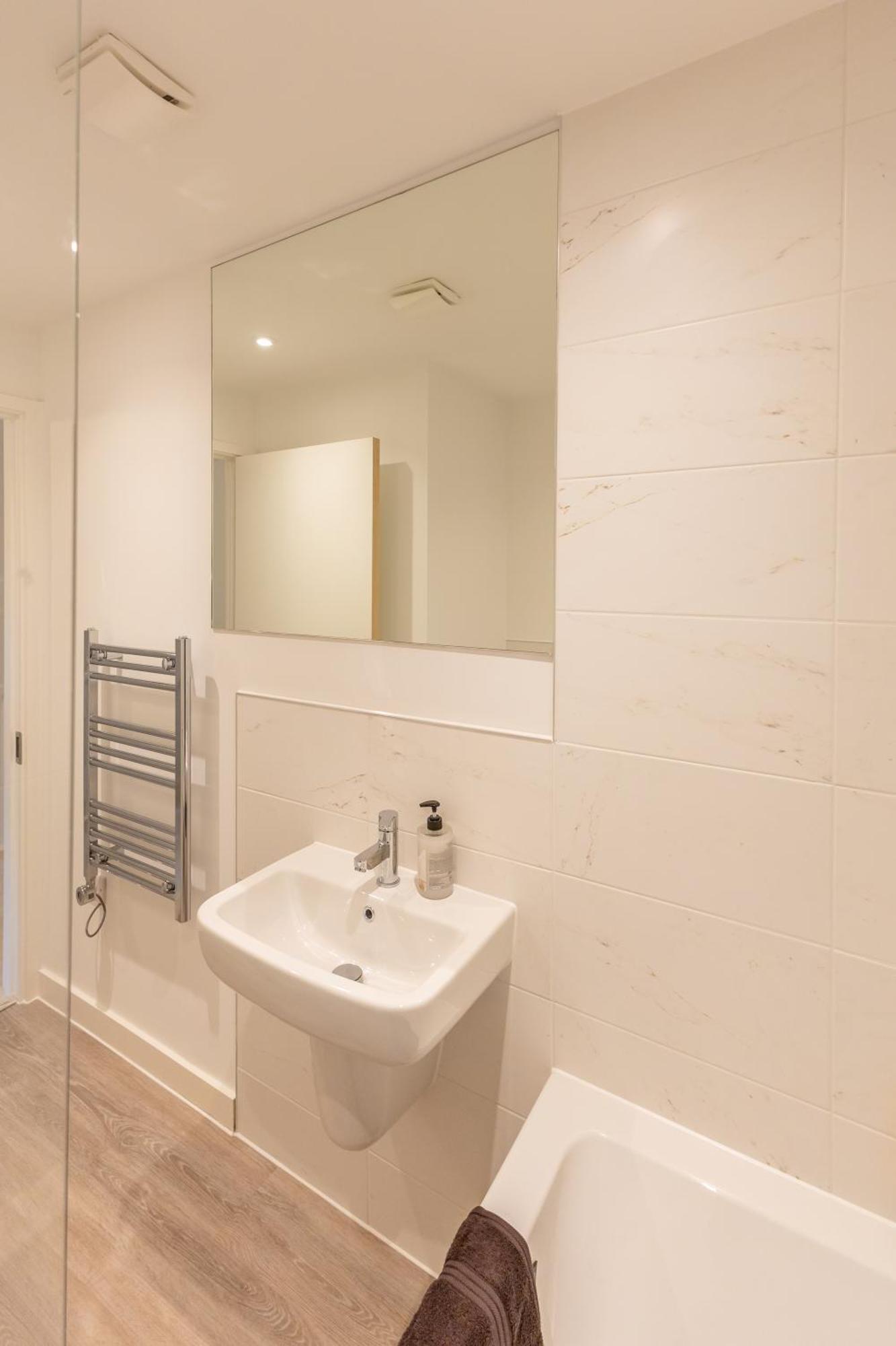 Stunning Modern 3 Bedroom Townhouse - Perfect Getaway Манчестер Экстерьер фото